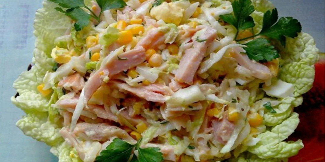 Салат с пекинской капустой, курицей и кукурузой.