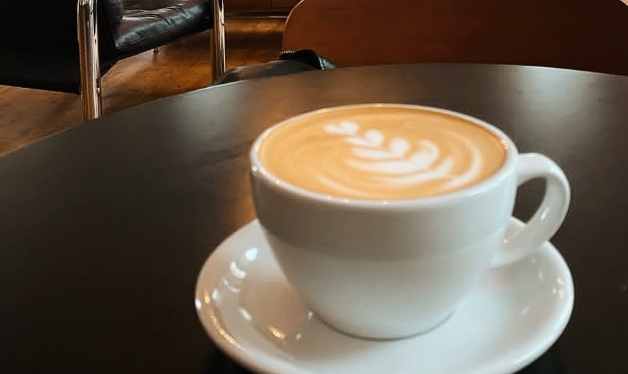 — Я кофе оплатил, — вытаращил глаза Артем. — Поехали