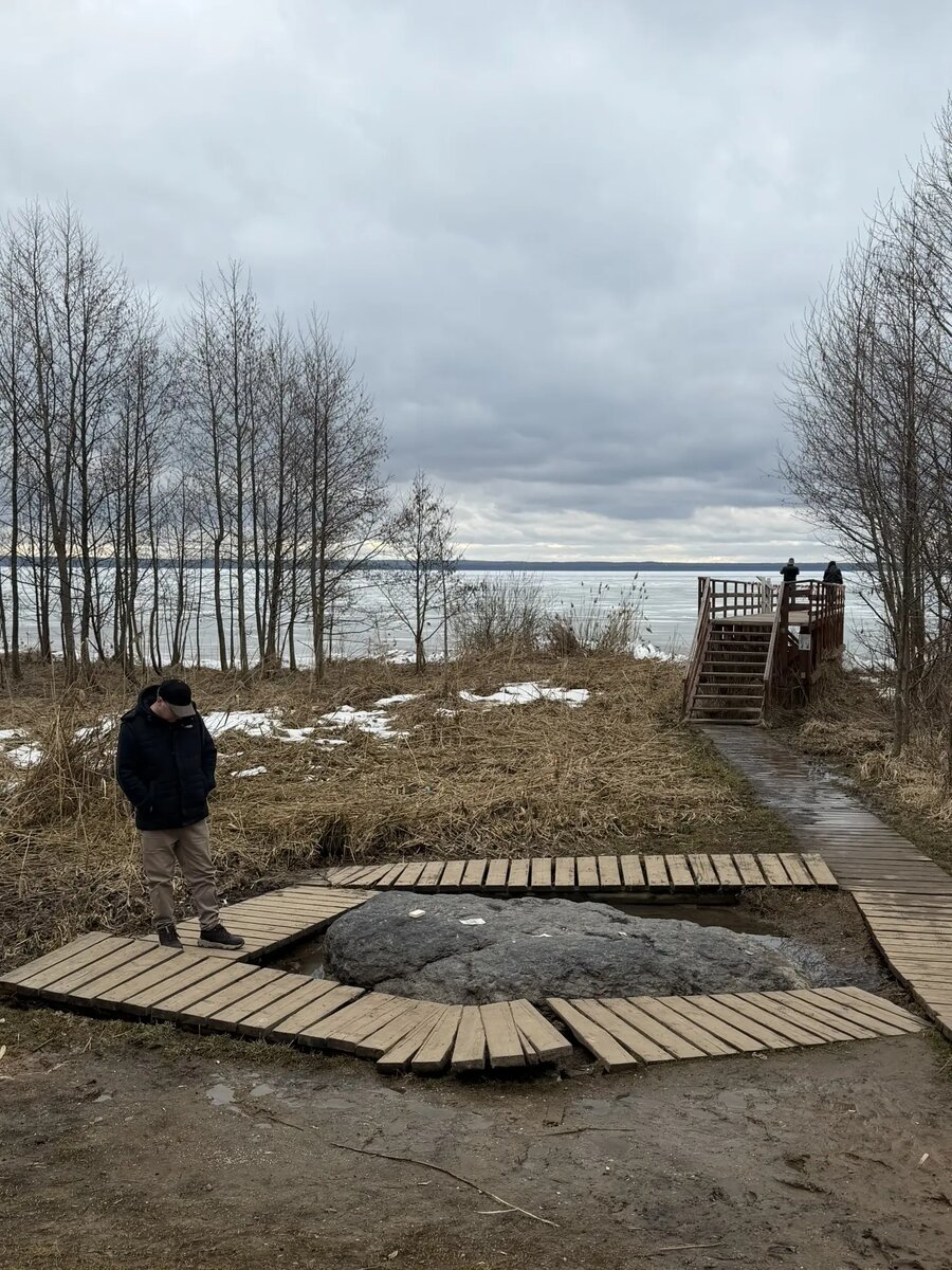 Синь-камень в 2026 году. На камень кто-то положил деньги и кусок вафли.