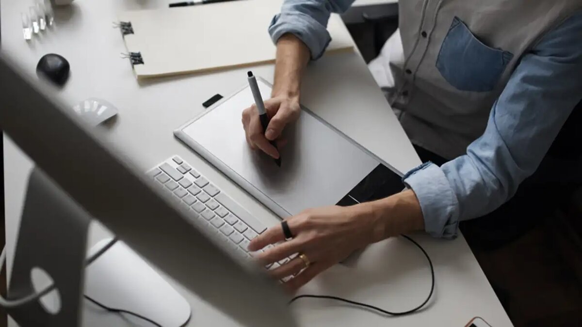    Художник. © freepik.com / ArthurHidden