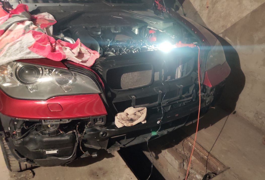 Немного раздербанил морду.