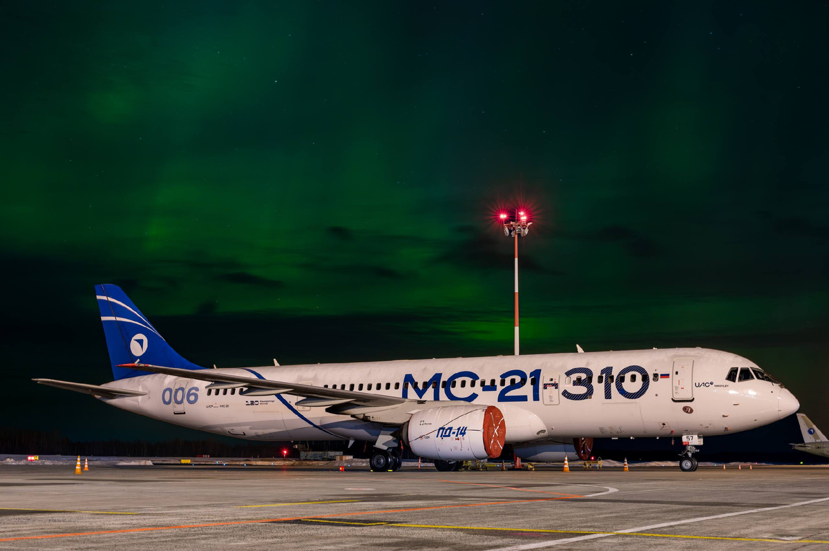 Главный герой выпуска - МС-21-310 в Архангельске на фоне полярного сияния