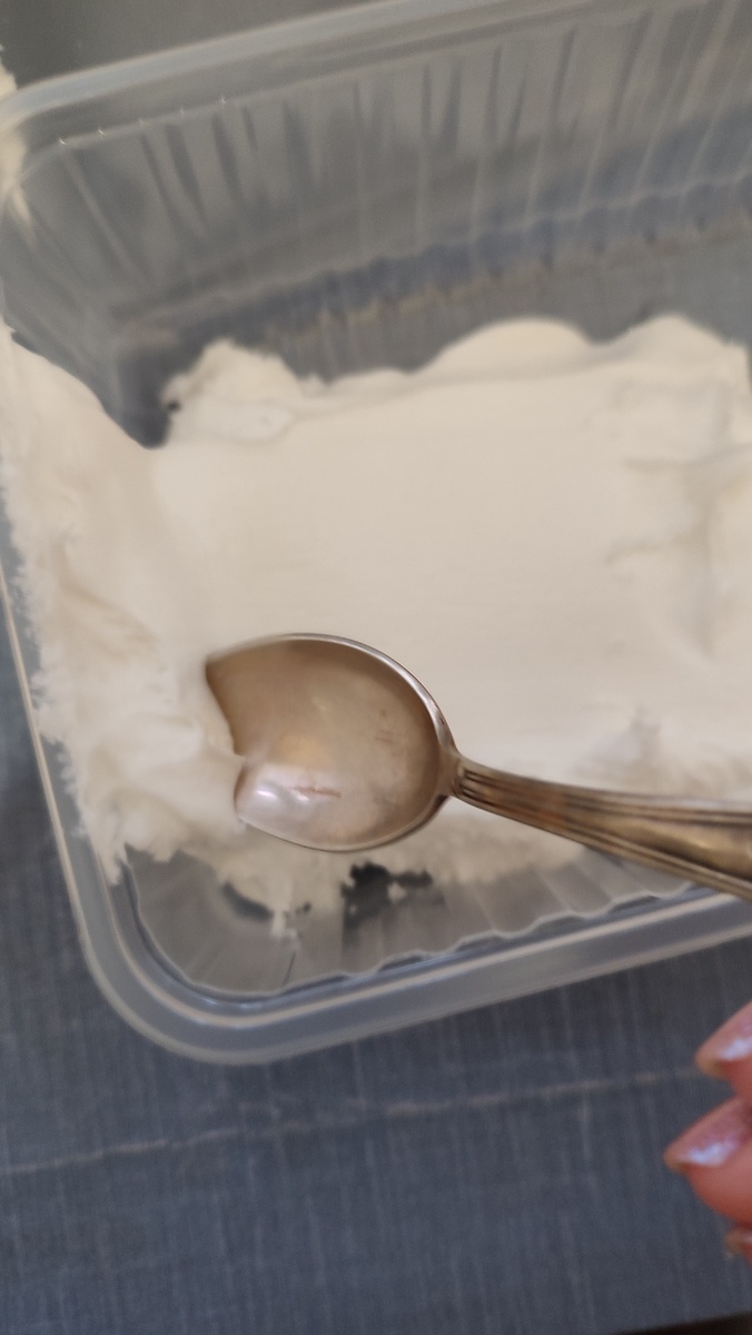 Внешне похож на жир😉