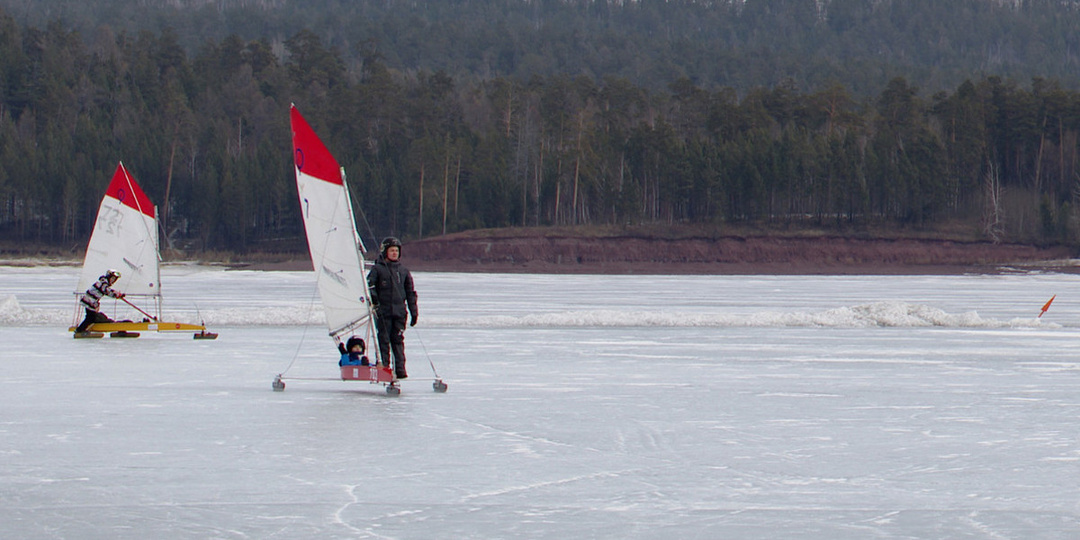 Как братские школьники гоняют по льду на парусных санях со скоростью до 80 км/ч
