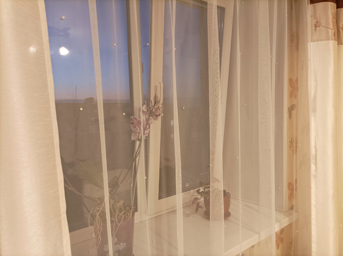 Тюль выбрала прозрачный с бусинками. Очень светло с ним, но видна кривая батарея 🤦‍♀️