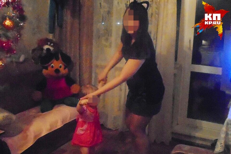 Малышка пыталась разбудить уснувшую маму. Фото: соцсети