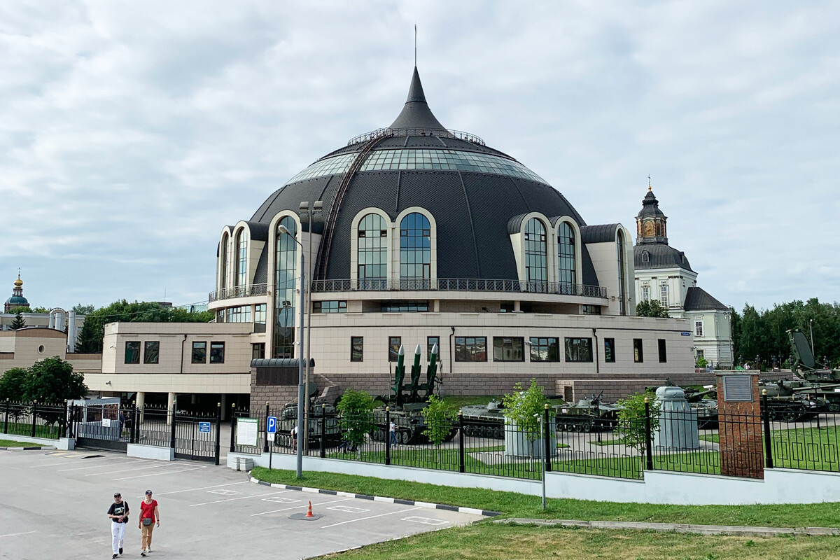 Тульский кремль и Музей оружия. Здание музея построено в 2012 году в форме шлема древнерусского воина.