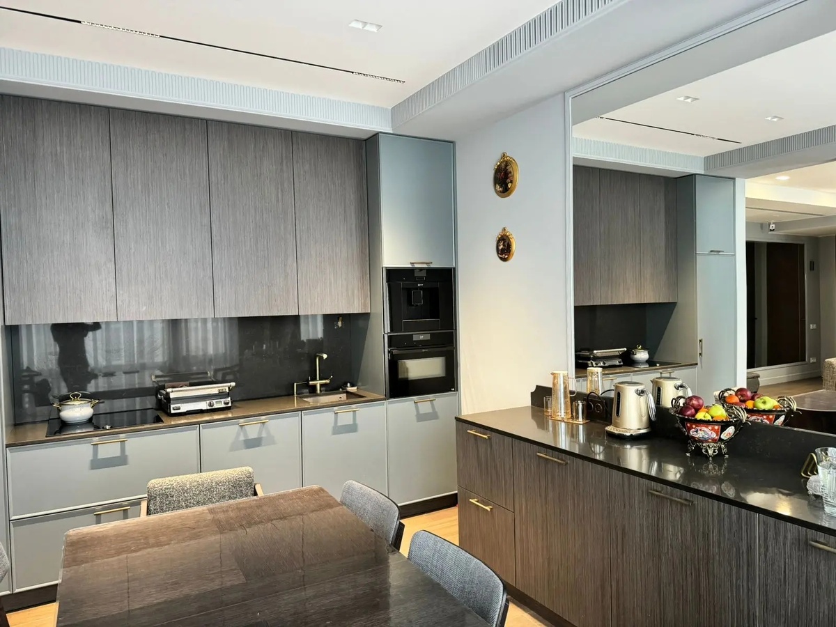 Кухня с фасадами из МДФ с эмалью и МДФ со шпоном. Фото нашей работы.