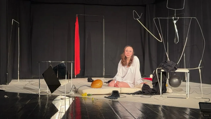     Режиссер и актриса Зита Бадалян выступила на сцене олицетворением любви и заставила зрителей плакать. Фото: erevan.one.