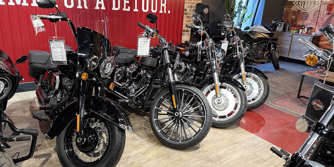 Зашёл к официальному дилеру "Харли-Дэвидсон" в России: показываю, сколько стоят настоящие шоссейные мотоциклы