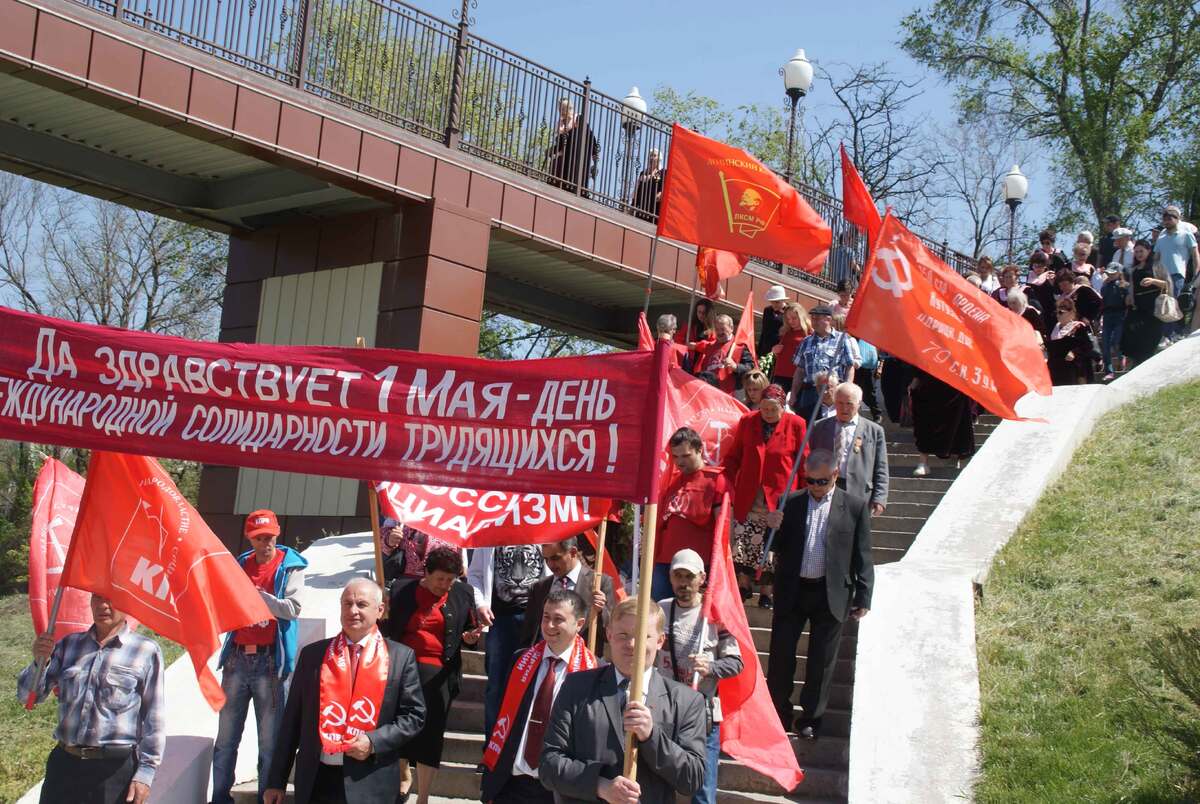 Коммунисты Черкесска идут на "маевку" в парк "Зеленый остров". Фогто автора