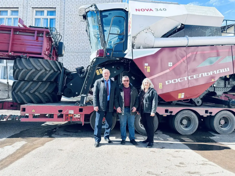    В Бугурусланский техникум поступил первый комбайн «НОВА-340» Оренбуржье