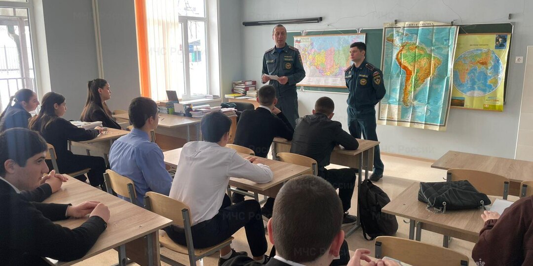 Сотрудники МЧС России провели урок безопасности для бесланских школьников