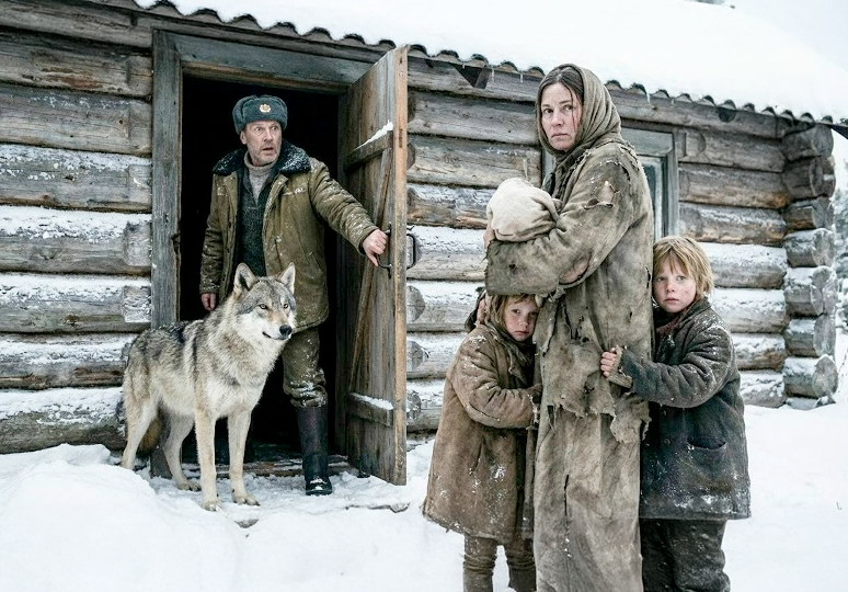 Он впустил в дом замерзающую семью, не зная их страшной тайны. Но на защиту незваных гостей встал дикий волк...