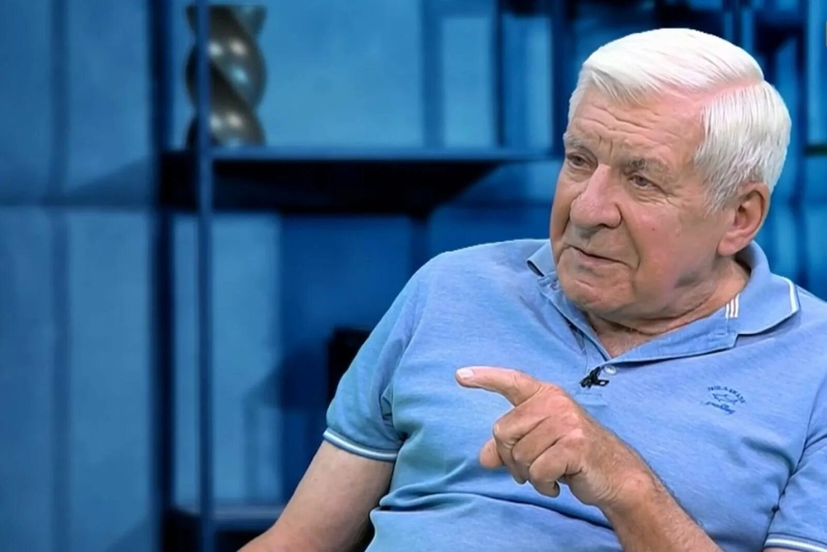 Владимир Пономарев - легенда ЦСКА и сборной СССР, который участвовал в чемпионате мира 1966 года, где наша команда проиграла в матче за третье место Португалии.