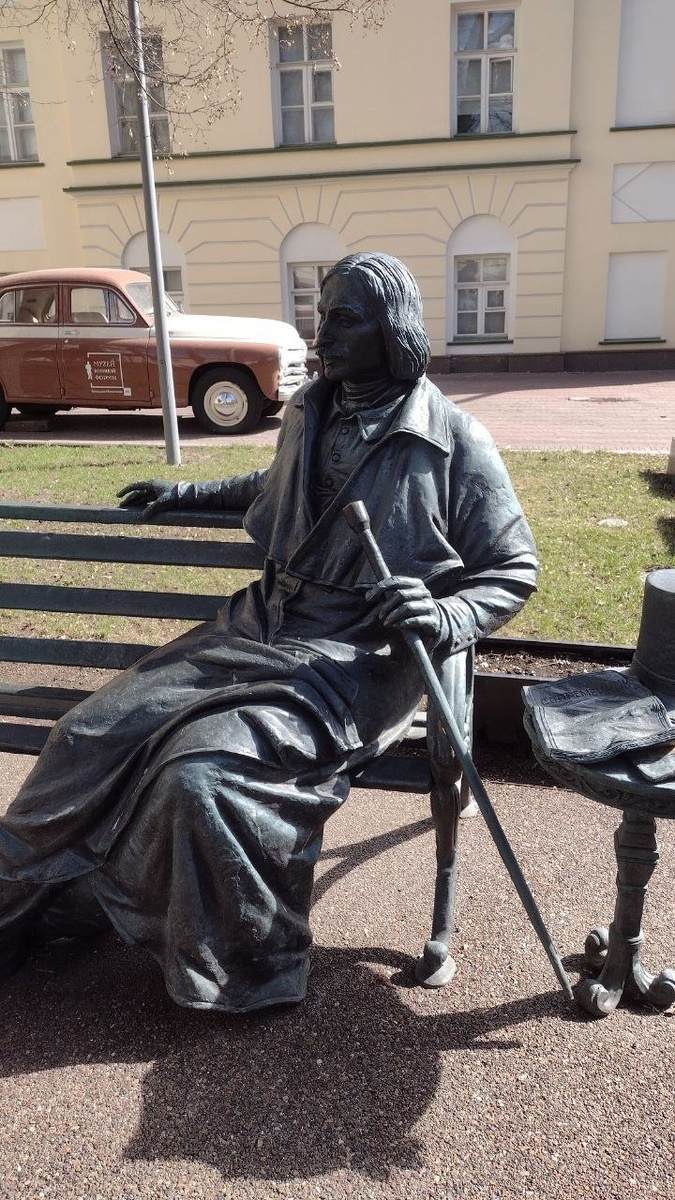 Памятник Николаю Васильевичу Гоголю во дворе особняка, фотография автора статьи