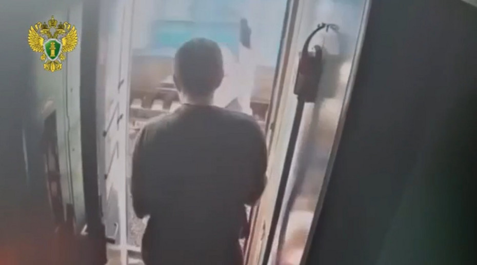 Пассажир вытолкал проводницу из поезда на рельсы и получил уголовное дело