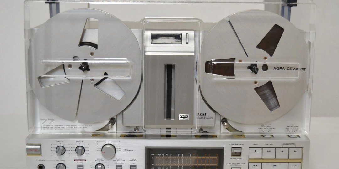 Необычный катушечный магнитофон с вертикальной загрузкой ленты —