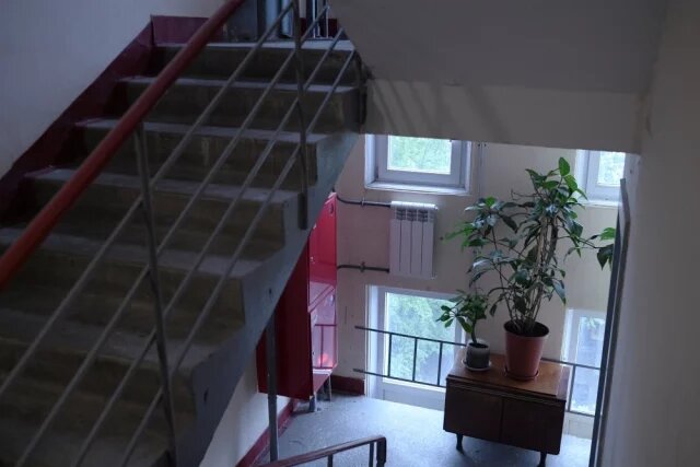    Кто должен менять окна в подъезде?