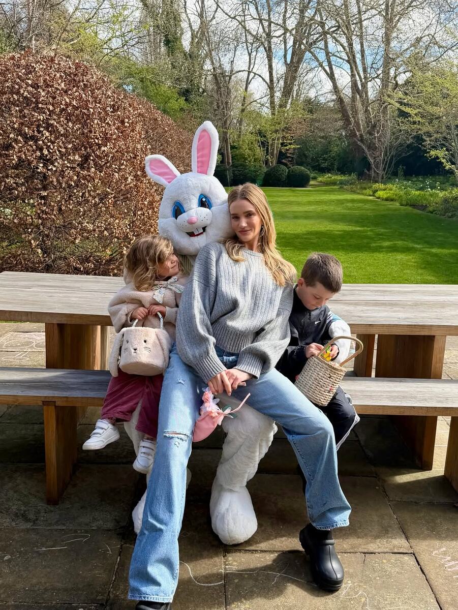 Рози Хантингтон-Уайтли с детьми