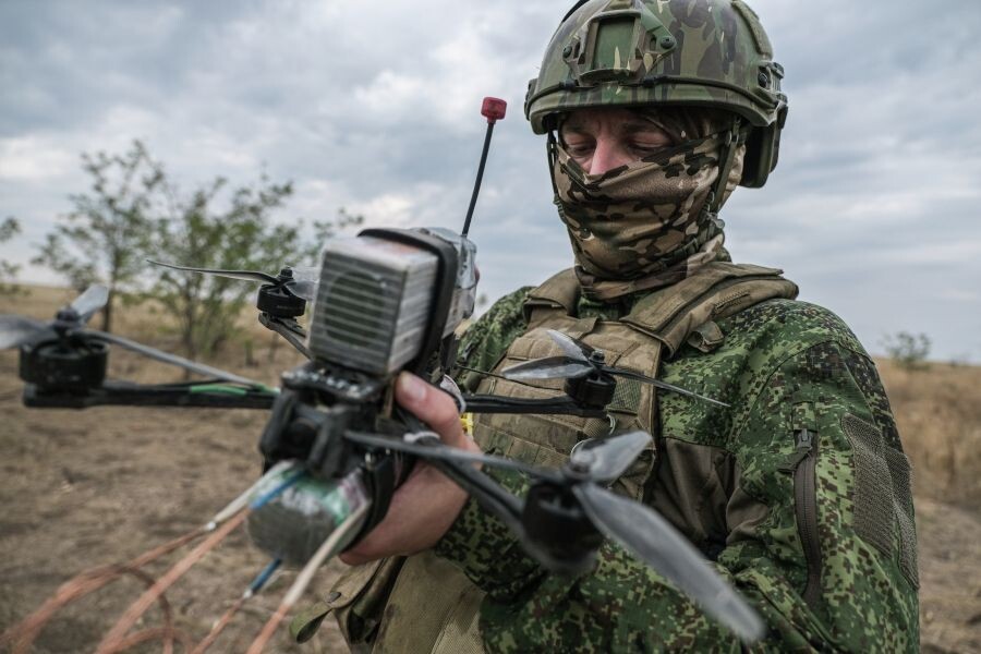    Военнослужащий подготавливает FPV-дрон к боевому вылету / Источник: © Сергей Мирный/РИА Новости