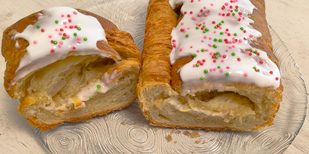 Хлеб а‑ля бриошь за полчаса: простой рецепт из готового слоёного теста