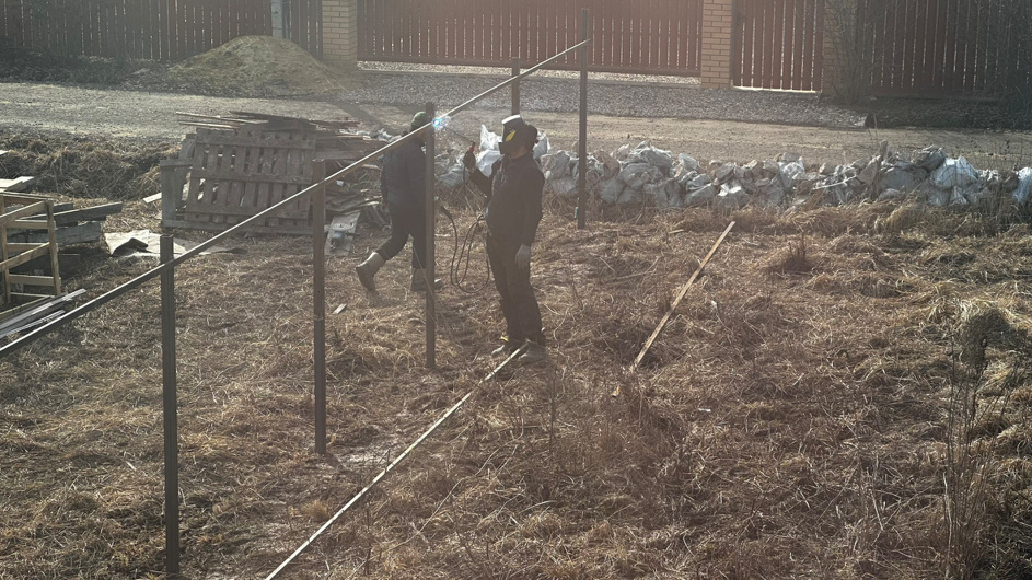 Установка забора на участке рабочими