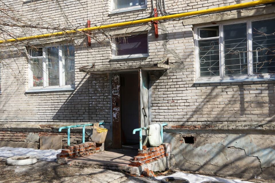    Аварийный дом на улице Тимуровская, 37 в Барнауле. Источник: Виталий Барабаш/"Толк"