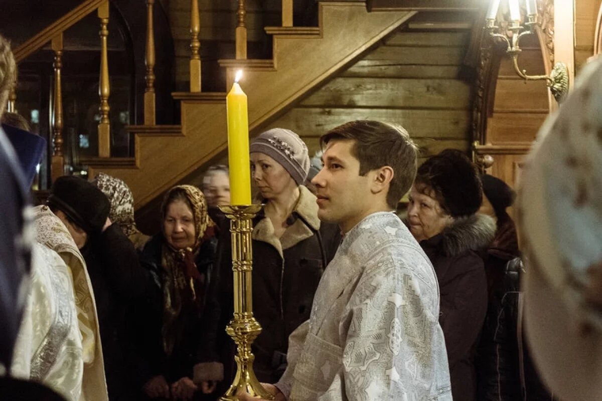    В храмах — особые службы, в домах — тишина и молитва.