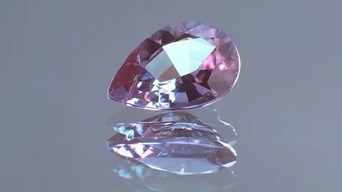 Мама актёра забеременела в 40 лет и получила в подарок от мужа кольцо с александритом