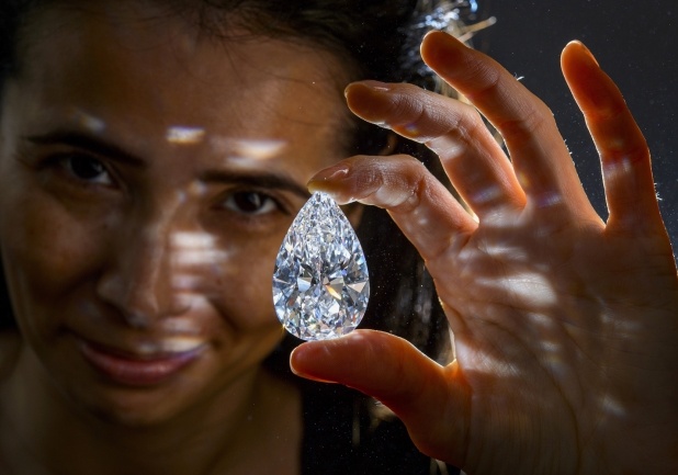 В Песах Вс-вышний вывел еврейский народ из рабства «рукою сильною и мышцей простертою». Вывел, чтобы дать евреям Тору. А потом оказалось, что вывести еврея из Египта намного легче, чем вывести Египет из еврея. Семь недель понадобилось на то, чтобы вчерашние рабы фараона превратились в избранный народ служителей Вс-вышнего. Эти сорок девять дней евреи занимались особой духовной работой. Они исправляли свои качества души, поднимаясь каждый день еще на одну ступень вверх. Это было обязательным условием для получения Торы.