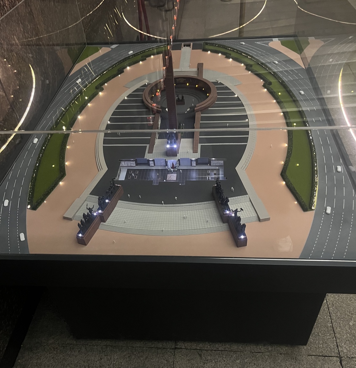 Макет "Монумент героическим защитникам Ленинграда" в Мемориальном Зале на площади Победы. Фото автора.