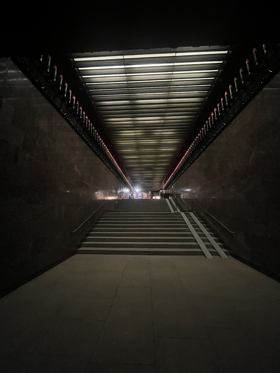 Светильники из гильз 76-миллиметровых снарядов (над лестницей). Фото автора.