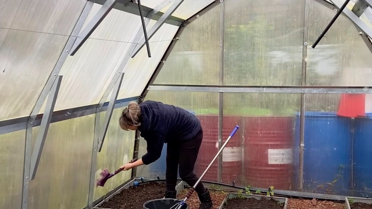 Хозяйственное мыло и губка — всё, что нужно для мытья. Жёсткие щётки царапают УФ-слой поликарбоната