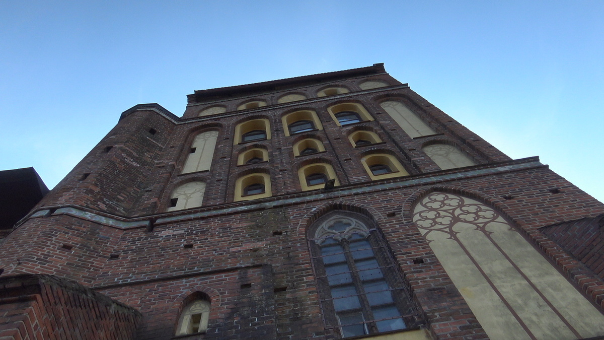 Стена с теневой стороны смотрится немного мрачной, но она подчёркивает красоту и уникальность.