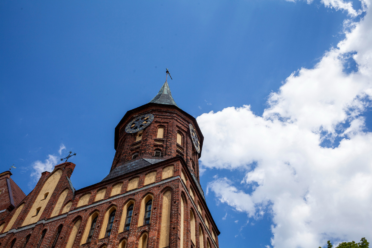 Попробуйте посмотреть вверх от стен собора, и вам покажется, что он "плывёт" сквозь облака