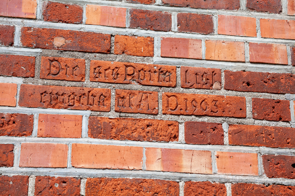 Собор имеет богатейшую историю и до начала ХХ века стены были полностью оштукатурены. С 1901 по 1909 год шла реконструкция, в ходе которой стены были очищены от штукатурки.