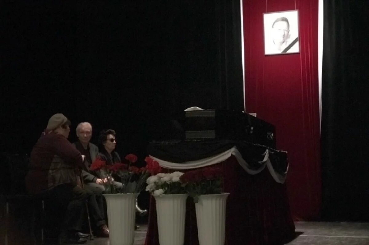    Засыпали розами.