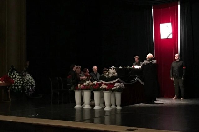    Первыми почтить память артиста пришли коллеги по сцене. Фото: krsk.aif.ru/Татьяна Рябова