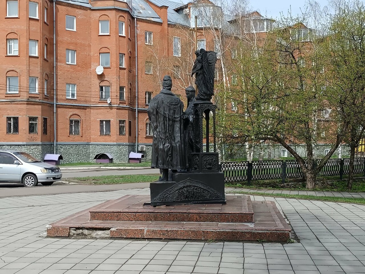 Памятник Петру и Февронии Муромским