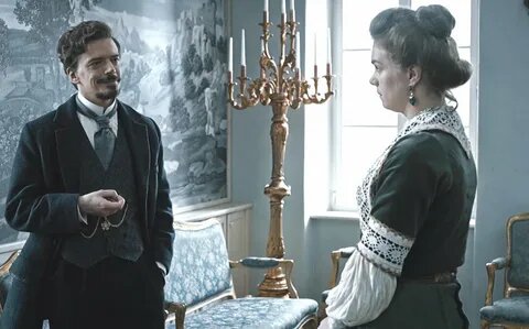 Слева Соловьёв, справа - Толстой