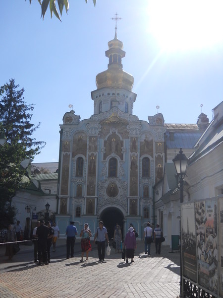 Вход в Лавру - через Троицкую надвратную церковь, основанную в 1106-1108 году внуком князя черниговского и великого князя киевского Святослава Ярославича (того, что построил Успенский собор)) внук Святослава отказался от своего княжеского статуса и стал монахом Печерского монастыря под именем Николай Святоша (фото из архива автора) 