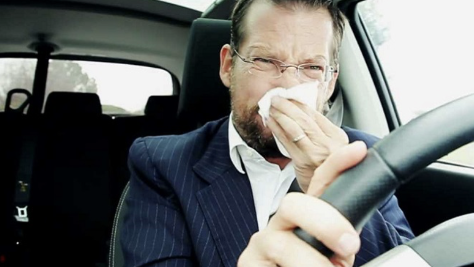 Почему в салоне машины появился запах бензина и что с этим делать