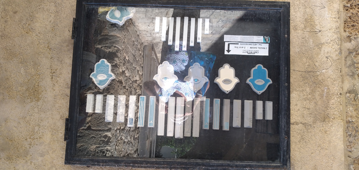 Таблички-обереги на фасадах домов. Моё фото.