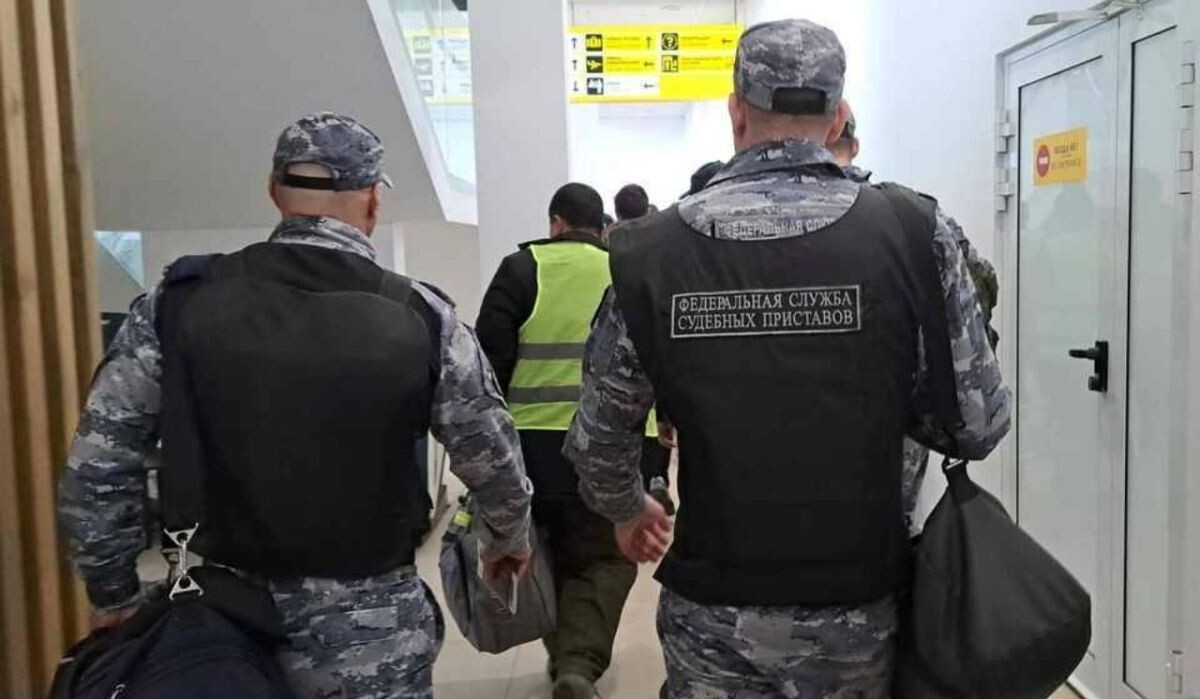     Приставы с мигрантами. Источник: volgograd.kp.ru Автор фото: Пресс-служба УФССП по ВО