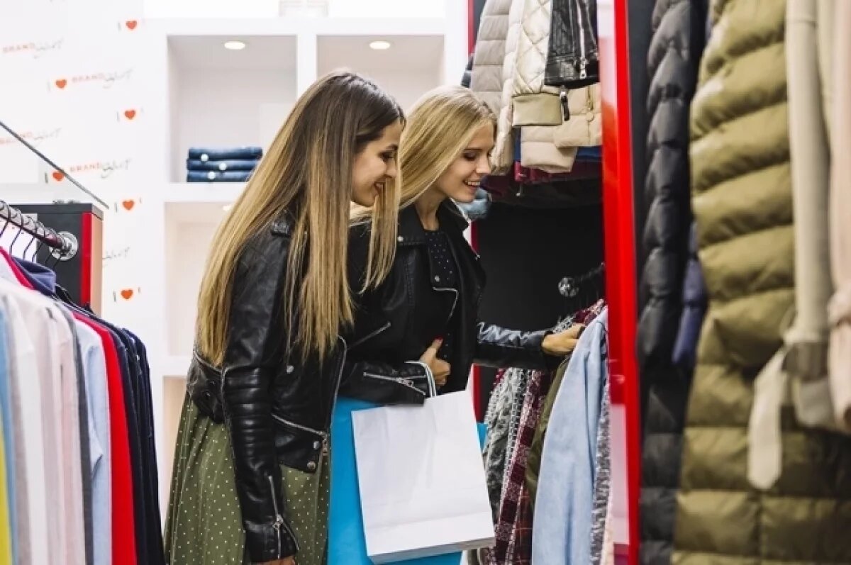    В одном из районов Омской области начали бесплатно раздавать одежду и обувь