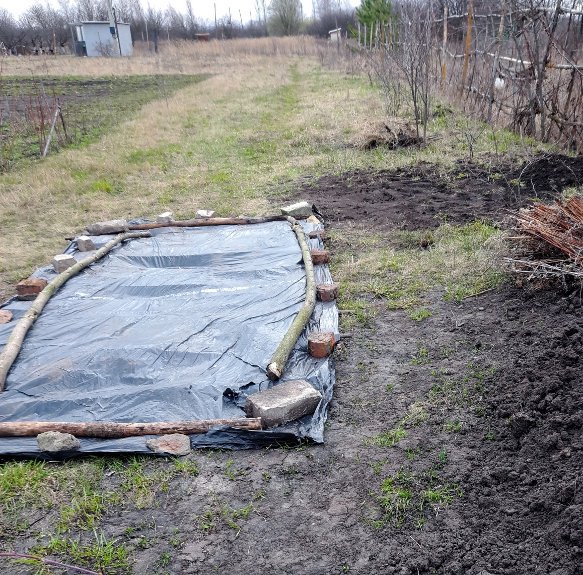 Под укрытием яма. Рядом осталась ещё куча земли