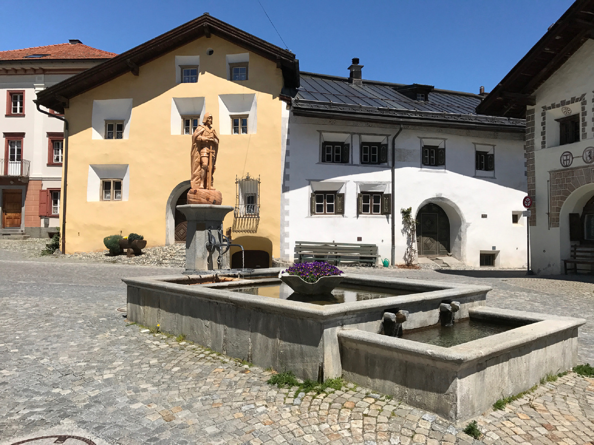 Фонтан Сотсасс в старой части деревни. Фото автора 