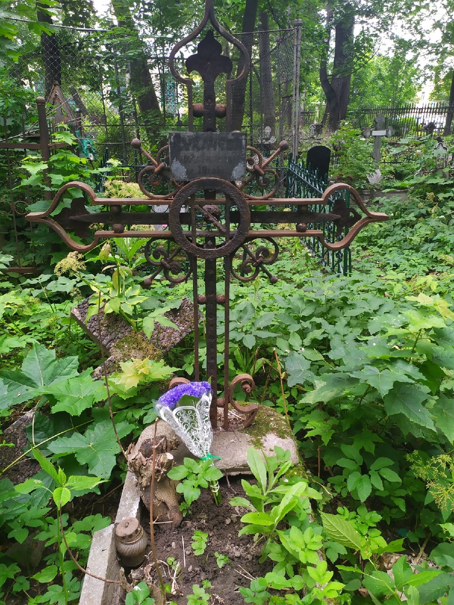 по описанию я достаточно быстро отыскала могилу