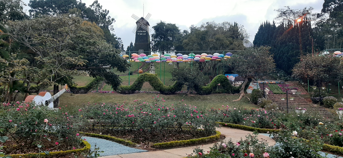 Зонтики, мельница, дракон, розарий...